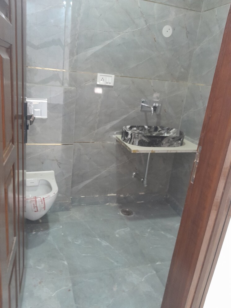 Bathroom, rohini sector 11 5 Bedroom 100 Sq.Mt. Builder Floor In Rohini Sector 11 Delhi 8092824
