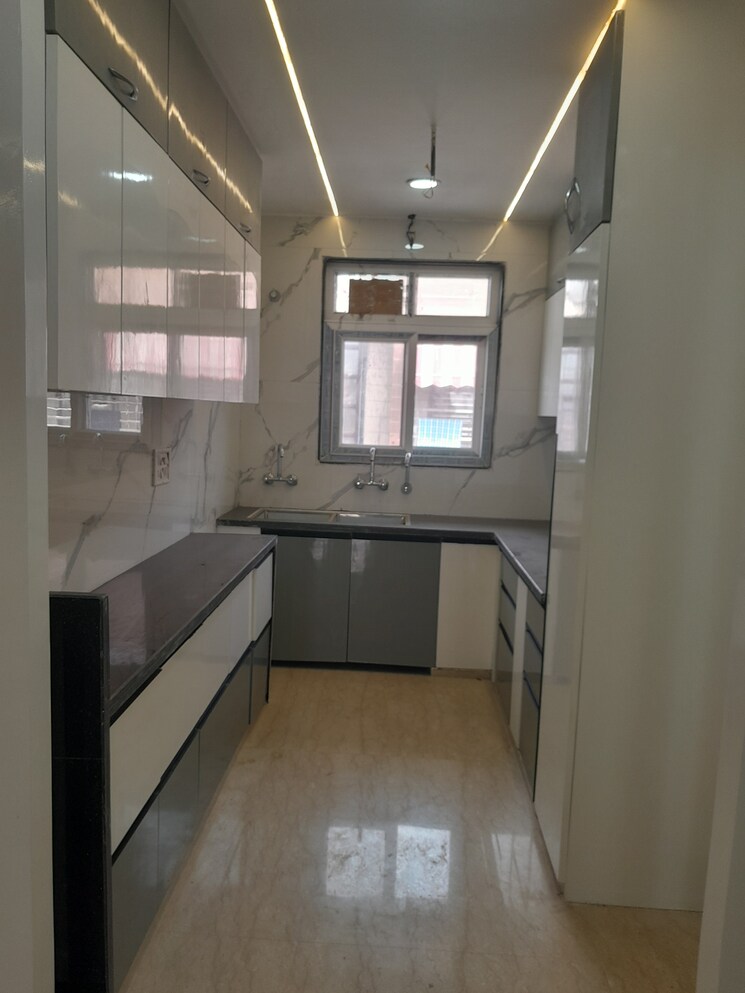 Kitchen, rohini sector 11 5 Bedroom 100 Sq.Mt. Builder Floor In Rohini Sector 11 Delhi 8092824