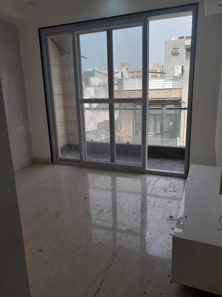 Room, rohini sector 11 5 Bedroom 100 Sq.Mt. Builder Floor In Rohini Sector 11 Delhi 8092824