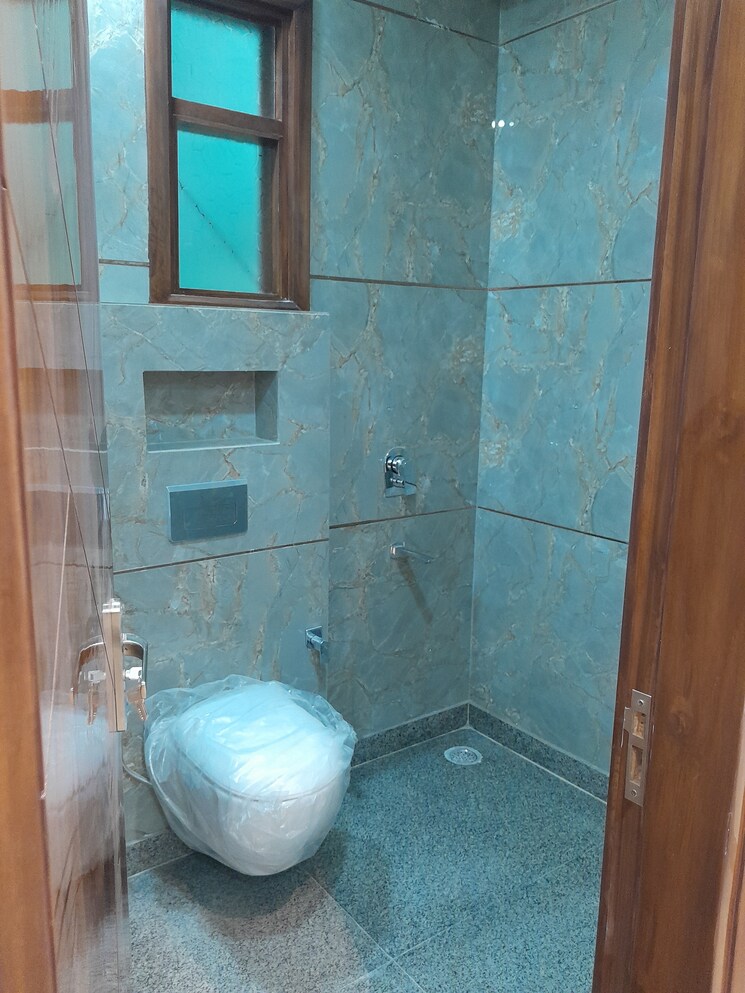 Attached Bathroom, rohini sector 11 5 Bedroom 100 Sq.Mt. Builder Floor In Rohini Sector 11 Delhi 8092824