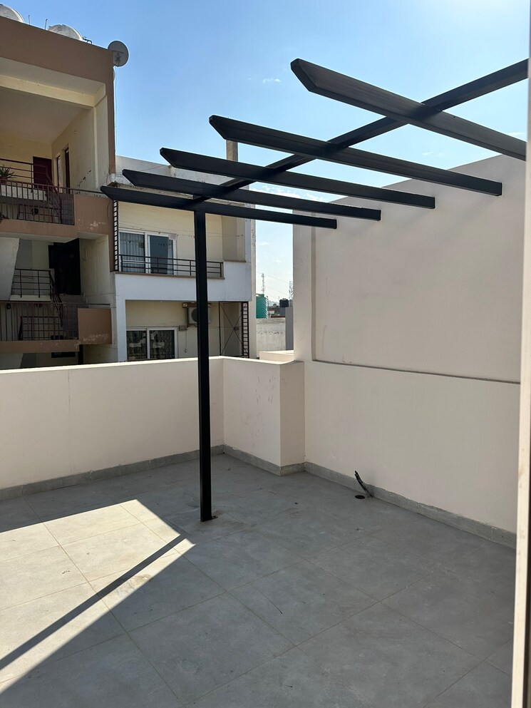 Terrace, ambala highway 4 Bedroom 105 Sq.Yd. Villa In Ambala Highway Zirakpur 8092883