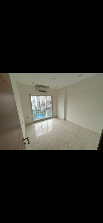 Room in 3 BHK Apartment at Ekta Tripolis, Goregaon West – for Rent