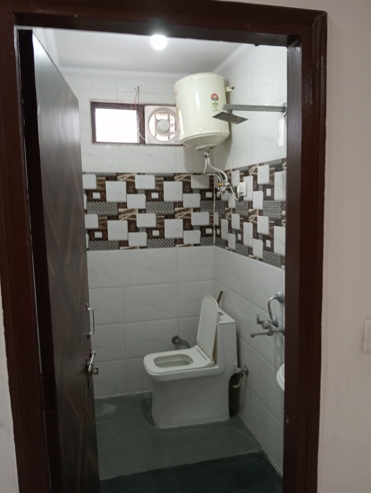 Bathroom, govindpuri 2 Bedroom 580 Sq.Ft. Builder Floor In Govindpuri Delhi 8092952