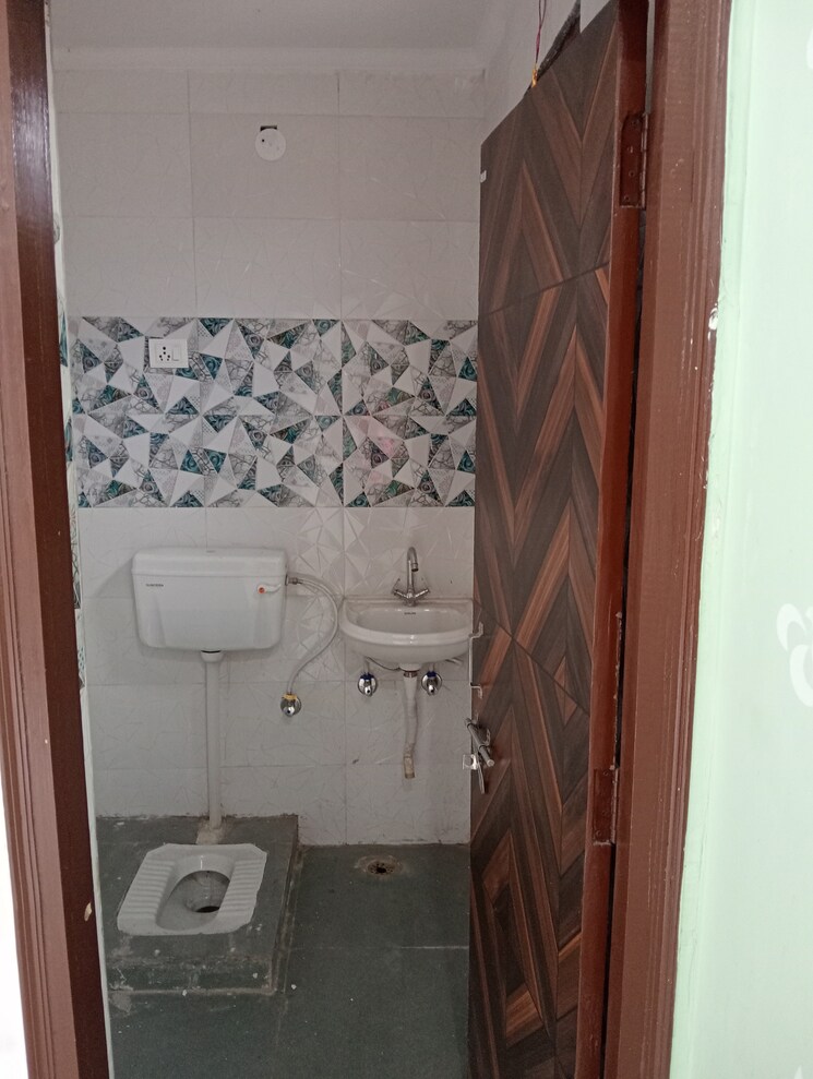 Bathroom, govindpuri 2 Bedroom 580 Sq.Ft. Builder Floor In Govindpuri Delhi 8092952