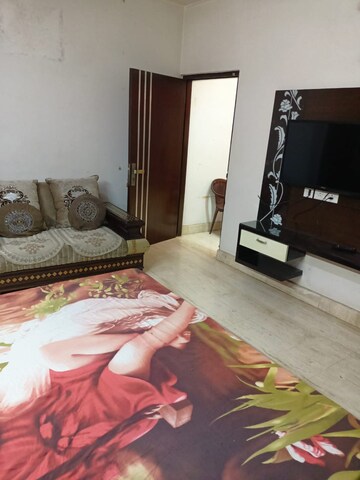Room in 1 BHK Builder Floor at Govindpuri – for Rent