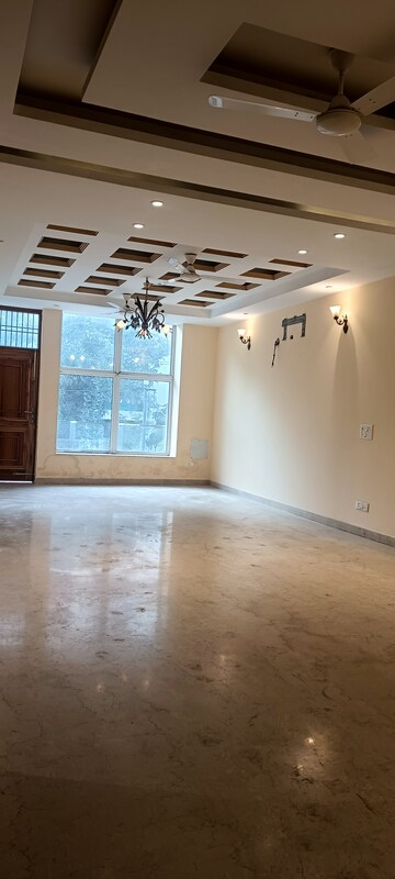 Room in 6+ BHK Villa at Sector 36 – for Rent
