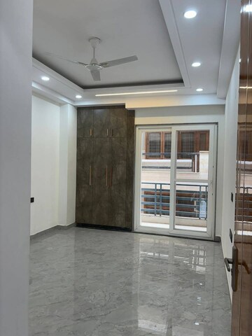 Room in 3 BHK Builder Floor at Sector 9 – for Rent