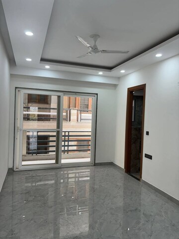 Room in 3 BHK Builder Floor at Sector 9 – for Rent