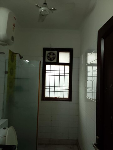 Building Lobby in 3 BHK Apartment at Orchid Petals, Sector 49 – for Rent