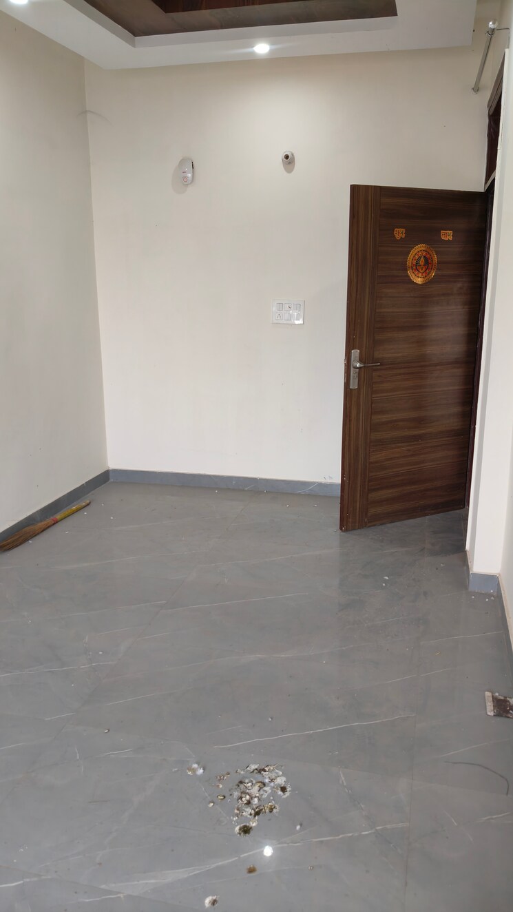 Room, ambala highway 2.5 Bedroom 100 Sq.Yd. Apartment In Ambala Highway Zirakpur 8093862
