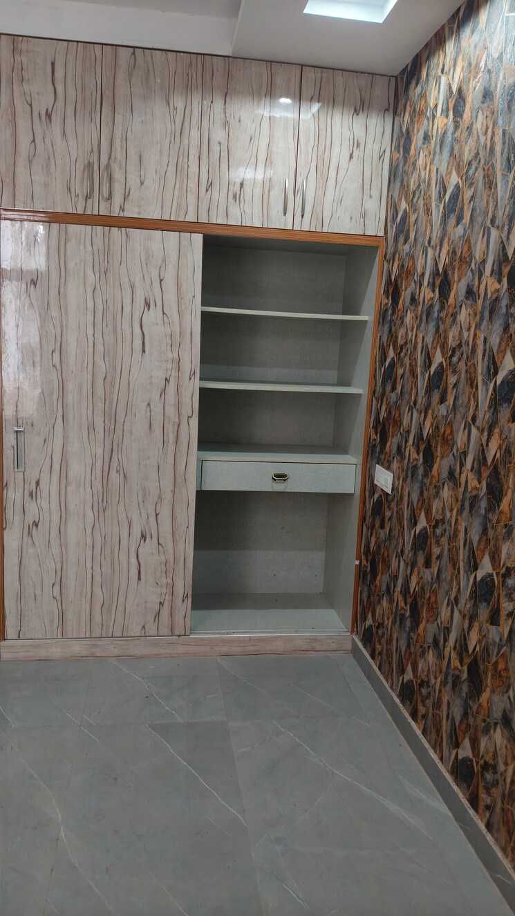 Room, ambala highway 2.5 Bedroom 100 Sq.Yd. Apartment In Ambala Highway Zirakpur 8093862