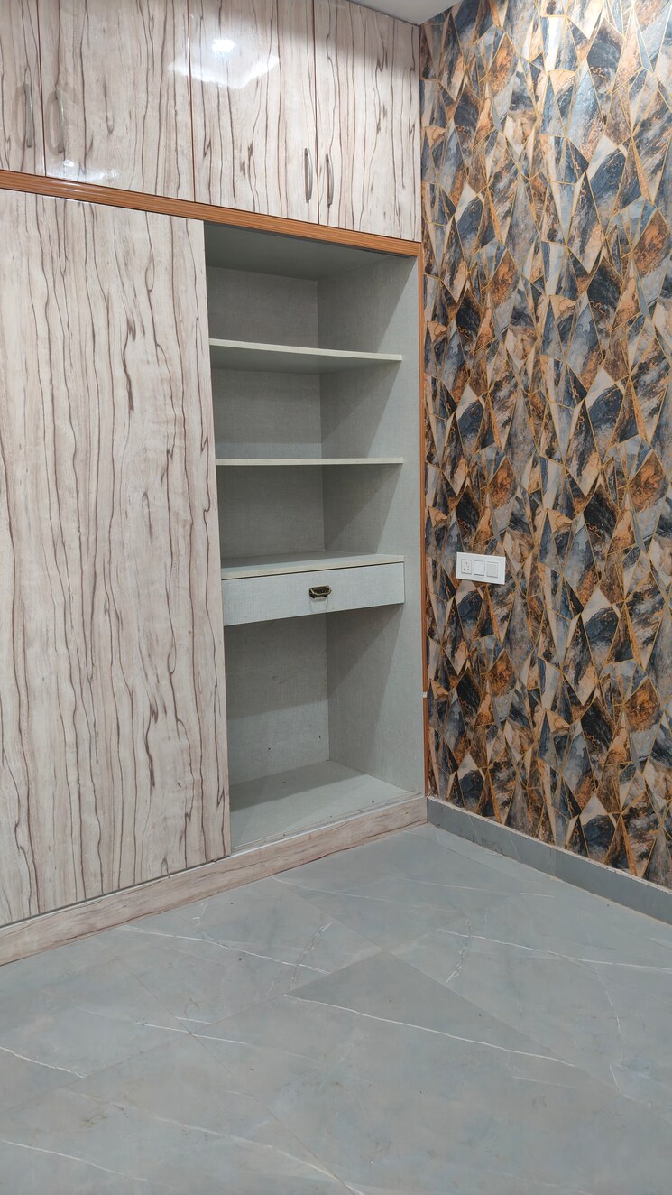 Room, peer mucchalla 2.5 Bedroom 100 Sq.Yd. Apartment In Peer Mucchalla Zirakpur 8093881