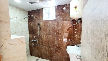 Furnished Amenities in 3 BHK Builder Floor at Gomti Nagar – for Rent