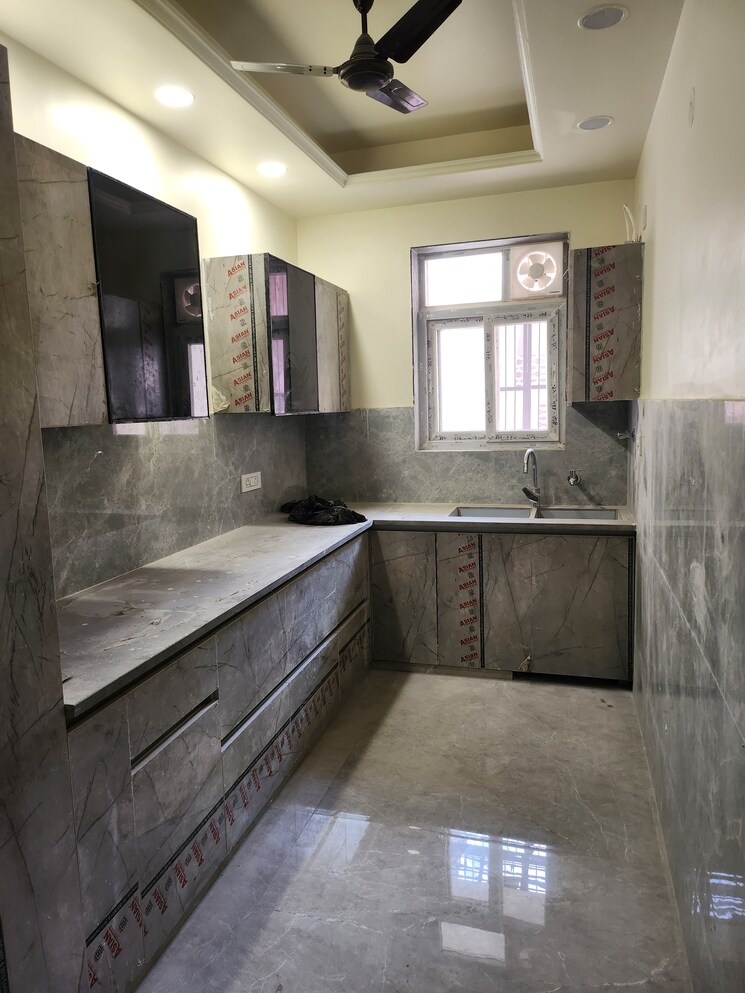 Kitchen, sainik-plaza 3 Bedroom 235 Sq.Yd. Builder Floor In Sector 49 Faridabad 8093921