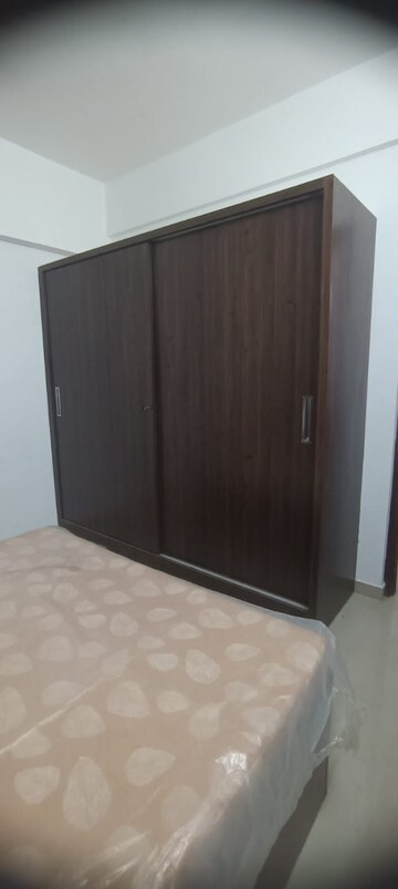 Room in 4 BHK Apartment at Satellite – for Rent