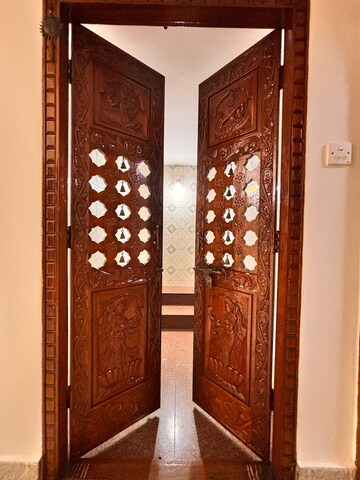 Furnished Amenities in 3 BHK Builder Floor at Indiranagar – for Rent