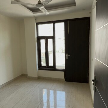 Room in 3 BHK Builder Floor at Sector 110a – for Rent