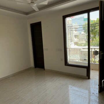 Room in 3 BHK Builder Floor at Sector 110a – for Rent