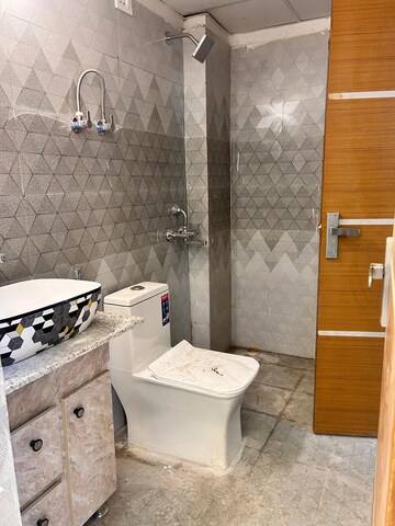 Master Bedroom in 2 BHK Apartment at Sector 16b Greater Noida – for Rent