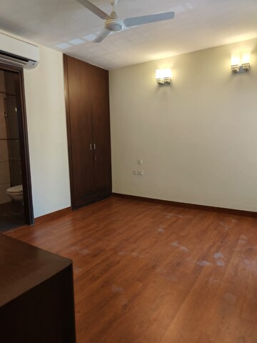 Room in 3 BHK Builder Floor at Defence Colony – for Rent
