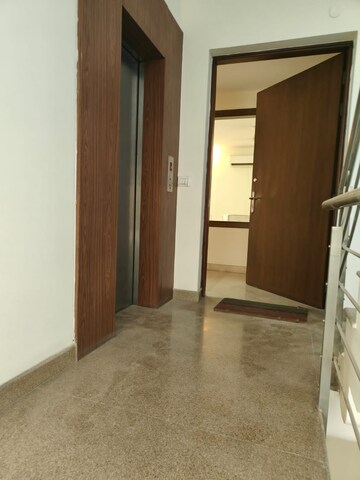 Room in 3 BHK Builder Floor at Defence Colony – for Rent