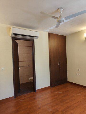 Room in 3 BHK Builder Floor at Defence Colony – for Rent