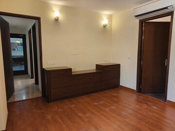 Room in 3 BHK Builder Floor at Defence Colony – for Rent