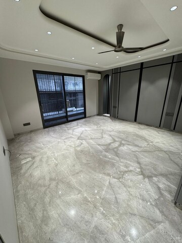 Room in 3 BHK Builder Floor at Defence Colony – for Rent