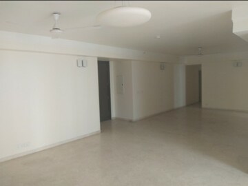Room in 4 BHK Apartment at DLF The Belaire, Sector 54 – for Sale