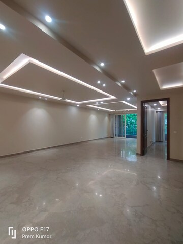 Room in 3 BHK Builder Floor at Defence Colony – for Rent