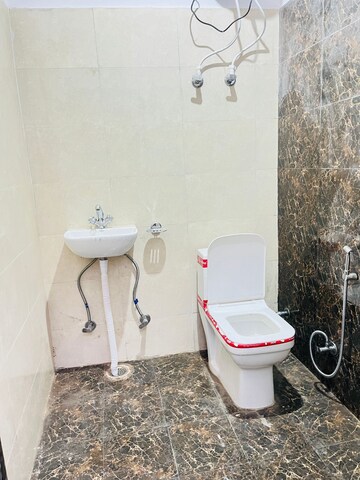 Bathroom in 1 BHK Builder Floor at Sector 40 – for Rent