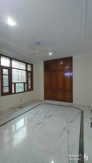 Room in 4 BHK Apartment at Defence Colony – for Rent