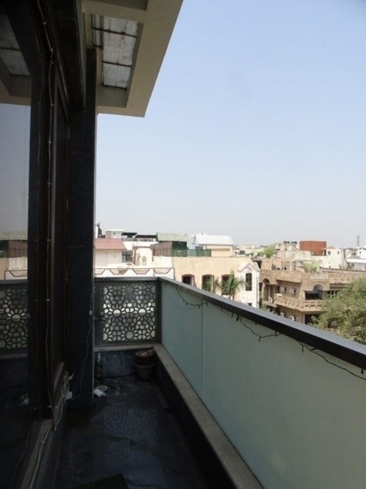 Balcony, maharani bagh 6 Bedroom 1800 Sq.Yd. Independent House In Maharani Bagh Delhi 8094870
