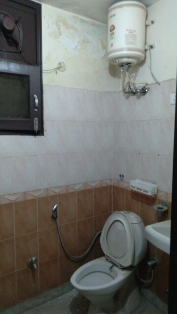 Bathroom in 3.5 BHK Apartment at Ardee City Palm Grove Heights, Sector 52 – for Rent