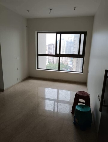 Room in 2 BHK Apartment at Kalpataru Paramount, Kapur Bawdi – for Rent