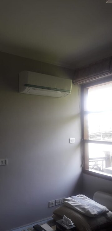 Furnished Amenities in 4 BHK Builder Floor at Panchsheel Park – for Rent