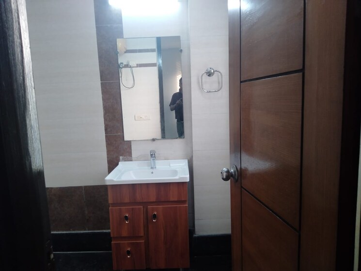 Bathroom, greater kailash part 3 3 Bedroom 217 Sq.Yd. Builder Floor In Greater Kailash Part 3 Delhi 8095009