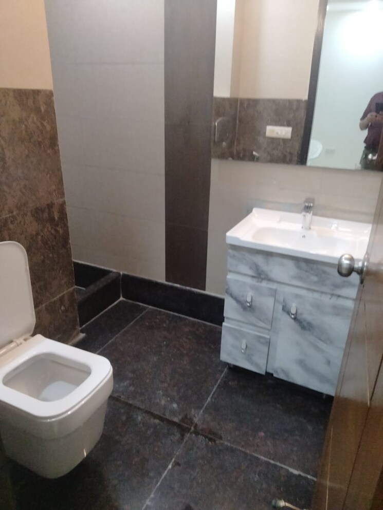 Bathroom, greater kailash part 3 3 Bedroom 217 Sq.Yd. Builder Floor In Greater Kailash Part 3 Delhi 8095009