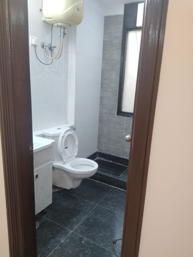 Bathroom, greater kailash part 3 3 Bedroom 217 Sq.Yd. Builder Floor In Greater Kailash Part 3 Delhi 8095009