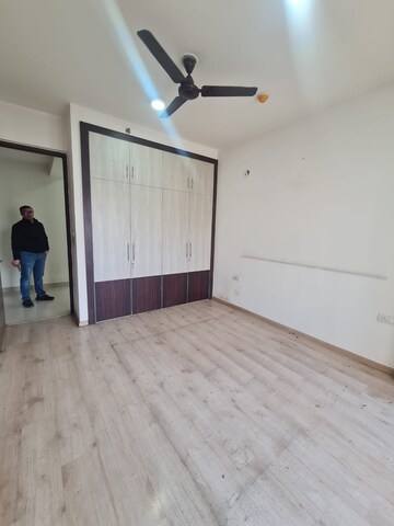 Room in 2 BHK Apartment at Shalimar Vista, Gomti Nagar – for Sale