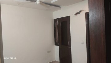 Room in 3.5 BHK Builder Floor at Paschim Vihar – for Rent