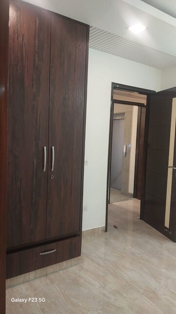 Room in 3.5 BHK Builder Floor at Paschim Vihar – for Rent
