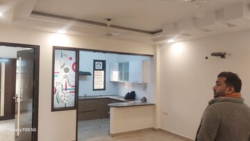 Room in 3.5 BHK Builder Floor at Paschim Vihar – for Rent