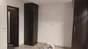 Room in 3.5 BHK Builder Floor at Paschim Vihar – for Rent