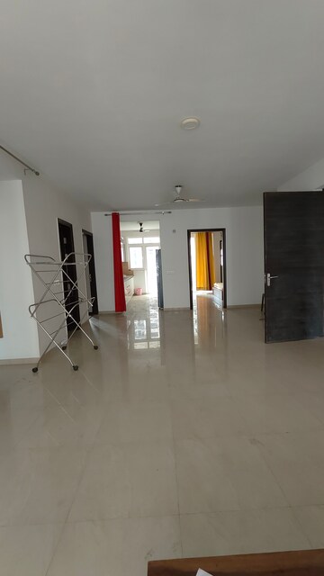 Room in 3 BHK Apartment at Pakhowal Road – for Rent