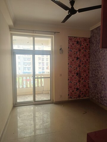 Room in 3 BHK Apartment at Amrapali Silicon City, Sector 76 – for Rent