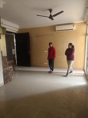 Room in 3 BHK Apartment at Amrapali Silicon City, Sector 76 – for Rent