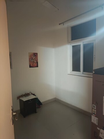 Room in 3 BHK Apartment at Amrapali Silicon City, Sector 76 – for Rent