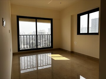 Room in 3 BHK Apartment at Mirchandani Triton, Santacruz West – for Rent
