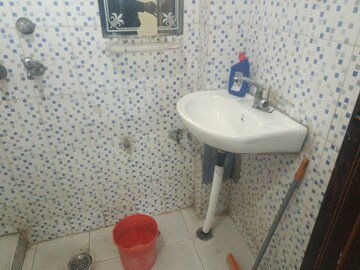 Bathroom in 1 BHK Builder Floor at Anand Vihar – for Rent